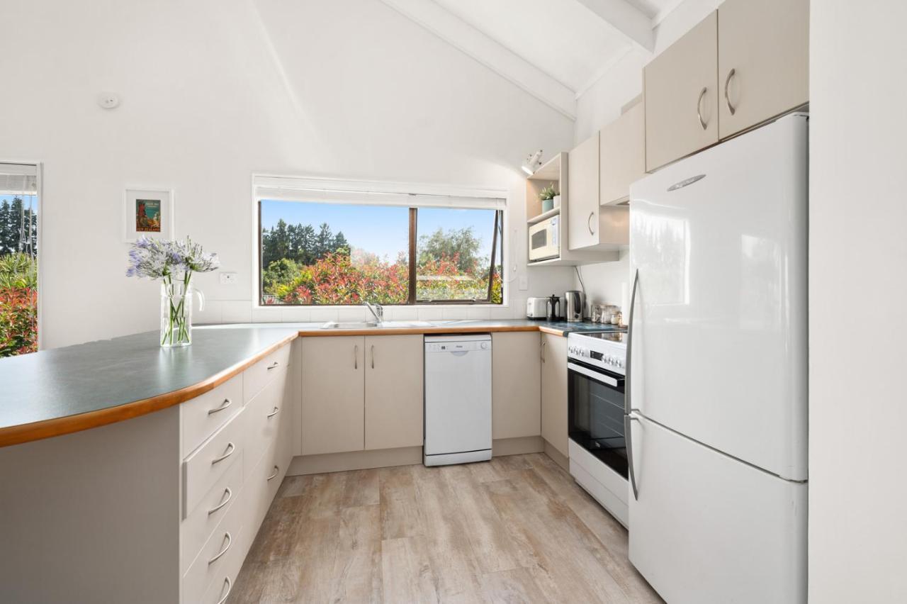 Waitahanui Lake House - Lake Taupo Holiday Home Экстерьер фото