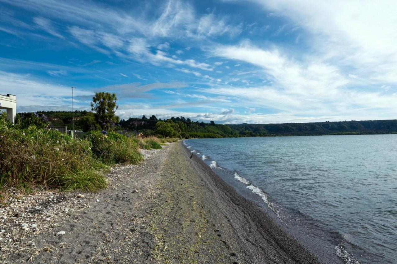 Waitahanui Lake House - Lake Taupo Holiday Home Экстерьер фото